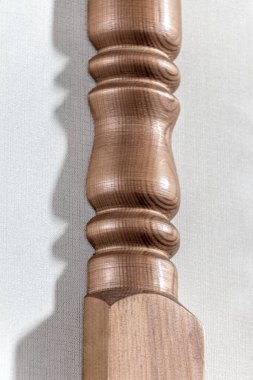 Ahşap iç merdiven elementi. Tahta balyaları yakın plan..