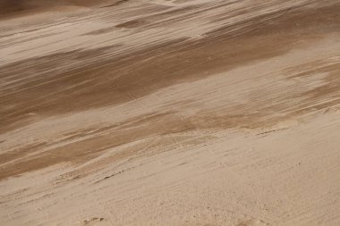 Kumlu nehir kıyısında bir arabanın izleri..