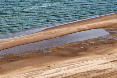 Güneşli bir yaz gününde Volga nehrinin güzel manzarası.