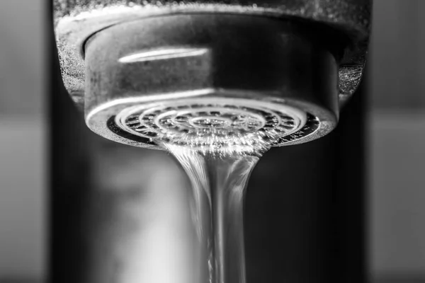 Una Corriente Agua Limpia Transparente Primer Plano Del Grifo — Foto de Stock