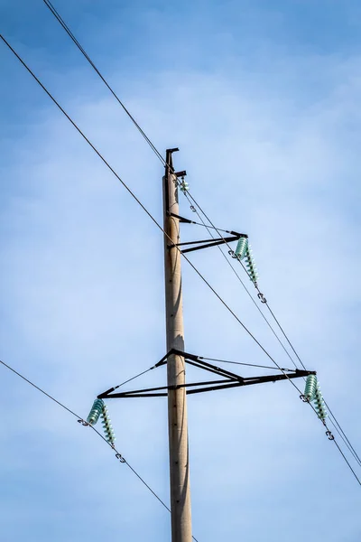 Linhas Elétricas Alta Tensão Equipamentos Contra Céu Azul — Fotografia de Stock