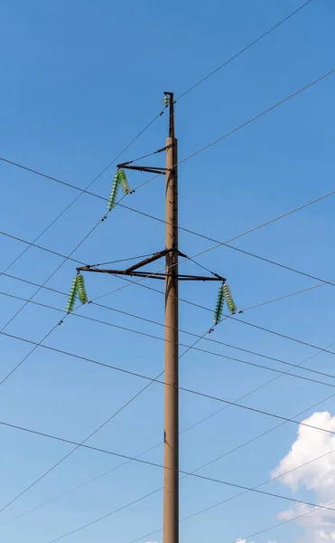 Linhas Elétricas Alta Tensão Equipamentos Contra Céu Azul — Fotografia de Stock