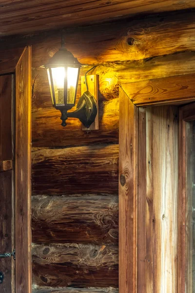 Lampa Ścianie Starego Drewnianego Domu Drewna — Zdjęcie stockowe