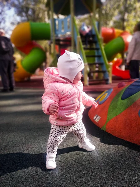 Roczne Dziecko Różowej Kurtce Placu Zabaw — Zdjęcie stockowe