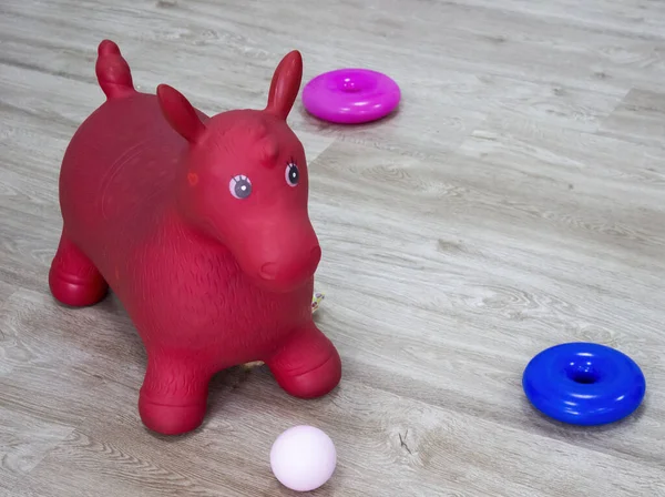 Seekor Kuda Plastik Merah Berdiri Lantai Ruangan Antara Lain Mainan — Stok Foto