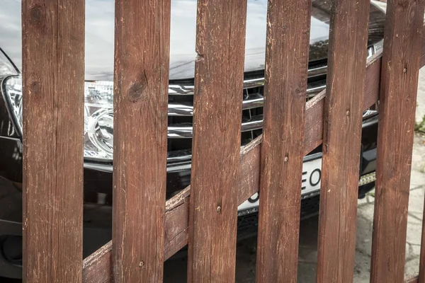 Coche Sienta Detrás Una Valla Madera Patio Trasero Una Casa Imagen De Stock