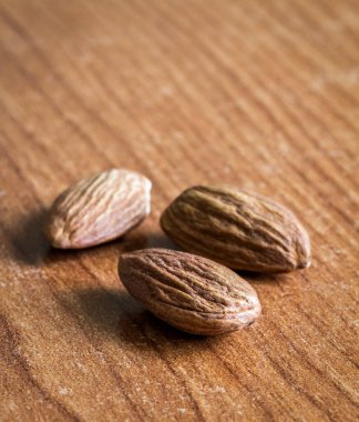 Mutfak masasının üzerinde kahverengi fındıklar var..