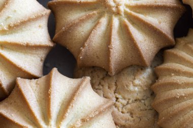 Kıvırcık kurabiyeli bir tabak..