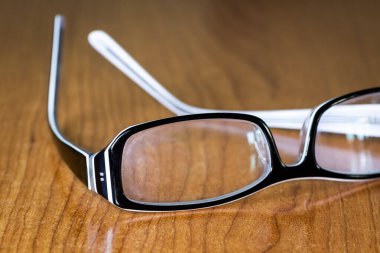 Kadın gözlükleri masanın üzerinde, yakın plan..