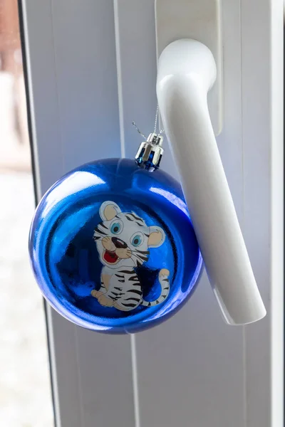 Sebuah Mainan Natal Dalam Bentuk Bola Biru Terang Tergantung Gagang — Stok Foto