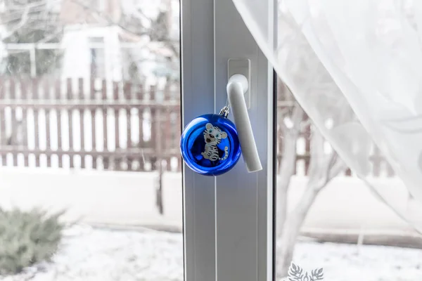 Juguete Navidad Forma Una Bola Azul Brillante Cuelga Manija Ventana —  Fotos de Stock