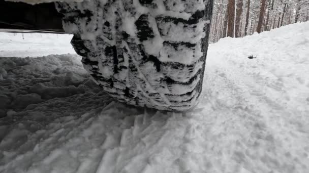 Ein Autorad Rollt Auf Losem Schnee Aus Nächster Nähe — Stockvideo