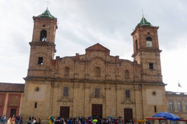 Saat kulesi ve kalabalığı olan büyük bir bina.