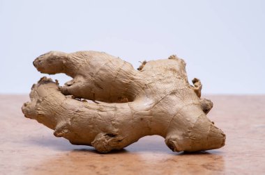 Fayansların üzerinde zencefil kökü