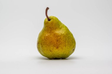 Beyaz arkaplan ve altın kaplamalı Armut Pakham 
