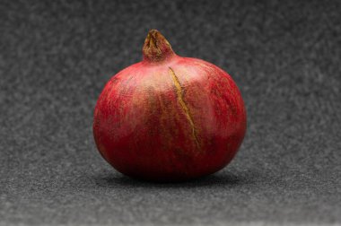 Derisinde yara izi olan ve tüylü bir arka planda beyaz arkaplan olan nar.