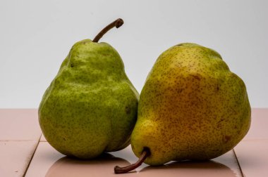 Kahverengi kiremit üzerine beyaz arka planlı Armut Pakham