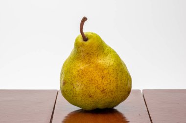 Kahverengi fayansların üzerinde beyaz armut Pakham