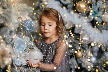 Yeni yıl ağacındaki kız.