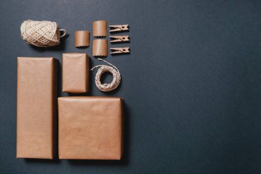 Gri arka planda Noel ekolojik paketlemesi