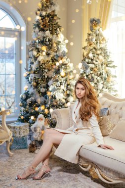 Yeni yılda kanepede bir kız.