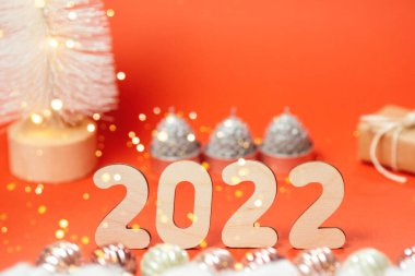 Parlak kırmızı arkaplanda 2022 sayısı