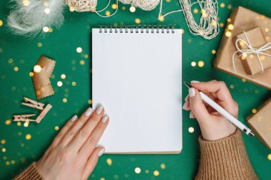 Yeşil arkaplanlı ve üst görüşlü bir ekolojik ekoloji paketi.