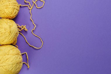 Mor arkaplanda yaratıcılık için sarı iplikler