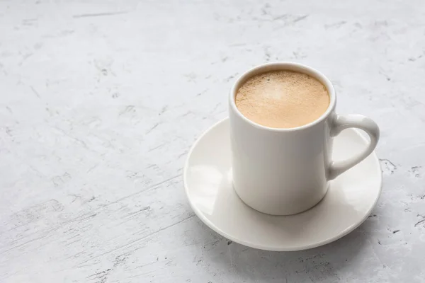 Una taza de espresso sobre un fondo gris. Imagen de archivo