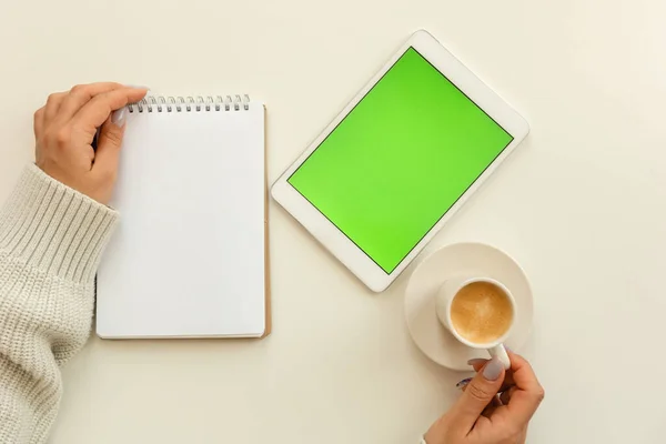 Top view of a tablet with a green screen. — Stock Photo, Image