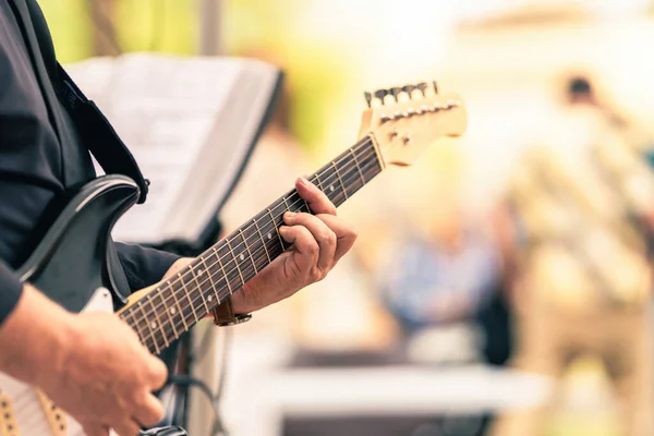 Dłonie muzyka grającego na gitarze elektrycznej na koncercie na żywo — Zdjęcie stockowe