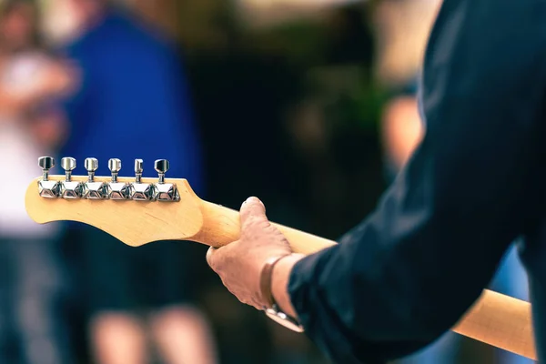 Close up widok gitary elektrycznej granej przez muzyka — Zdjęcie stockowe