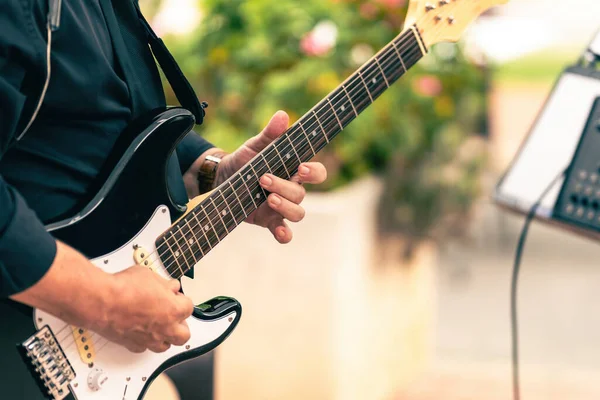 Close up widok muzyka grającego na gitarze elektrycznej w koncercie na żywo na zewnątrz — Zdjęcie stockowe