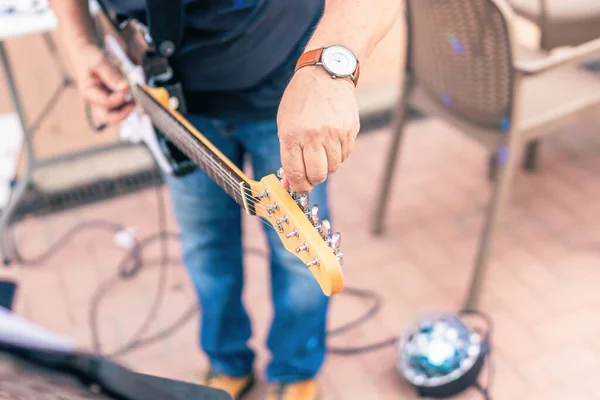Close up widok muzyk tuning jego gitara elektryczna na scenie — Zdjęcie stockowe