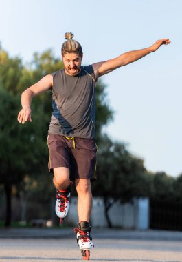 Kayak yaparken dışarıda paten kayan bir adam.