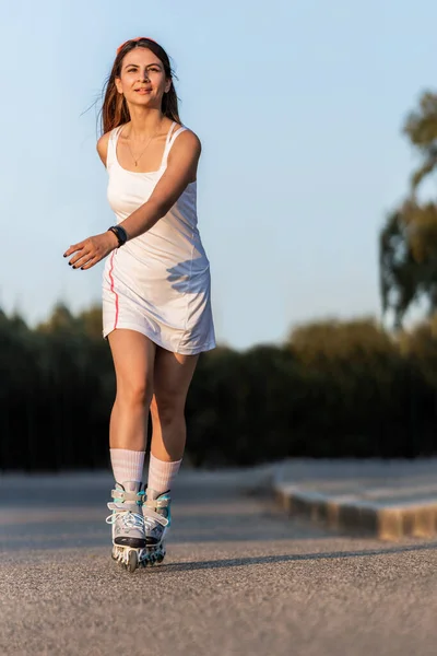 图为一名女子穿着连体滑冰在户外滑行时的影印空间 — 图库照片