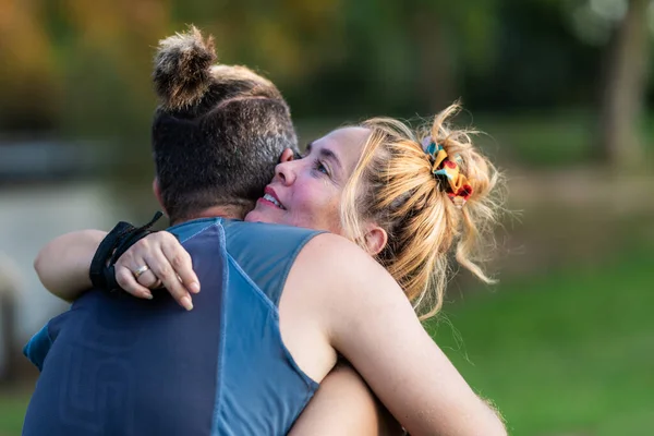 在公园里拥抱的活泼的男人和女人 — 图库照片