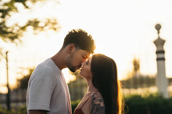 Молода пара цілується під час заходу сонця — стокове фото