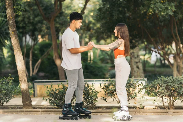 这对年轻夫妇站在一起，在公园里戴着插销 — 图库照片