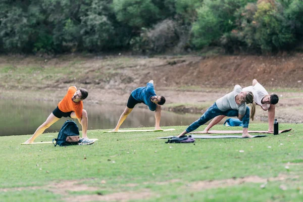 Инструктор йоги, ведущий занятия йогой в парке — стоковое фото