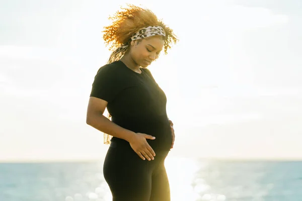 Porträtt av en gravid kvinna som står bredvid havet — Stockfoto