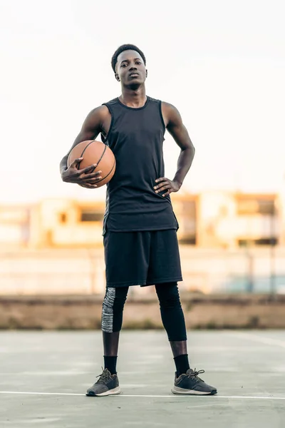 Ritratto di un orgoglioso uomo africano con una palla da basket — Foto Stock