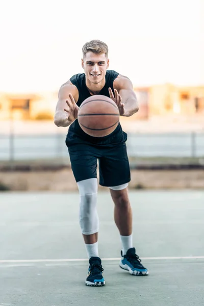 Giocatore di basket che passa la palla all'aperto — Foto Stock