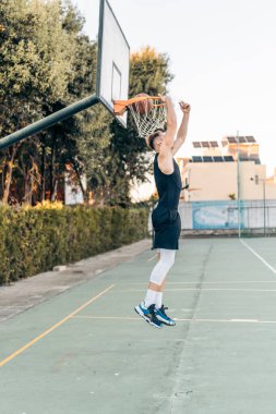 Bir adam arkası dönük bir sepet yapıyor.