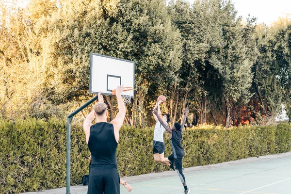 Foto con spazio copia di amici che giocano a basket all'aperto — Foto Stock