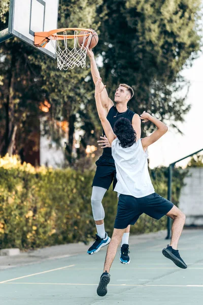 Male basketball player scoring in a match between friends — Foto Stock