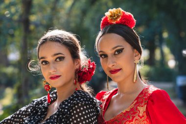 Açık havada iki flamenko dansçısının portresi.