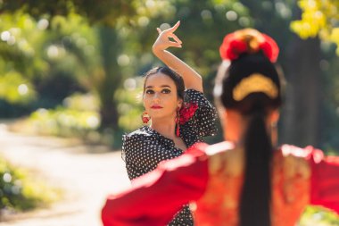 Baska bir kadinin yaninda flamenko danseden İspanyol bir kadina odaklanin.