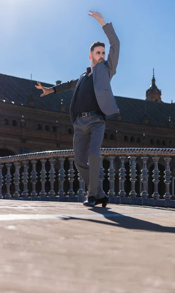 Foto vertical de uma dançarina de flamenco atuando sozinha ao ar livre — Fotografia de Stock