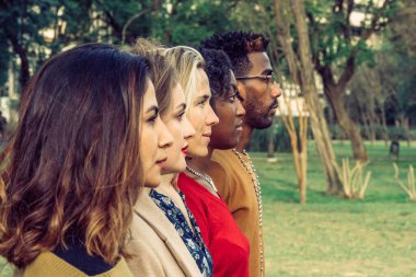 Farklı ırktan 4 kadın ve 1 erkek kadın gününü kutluyor.